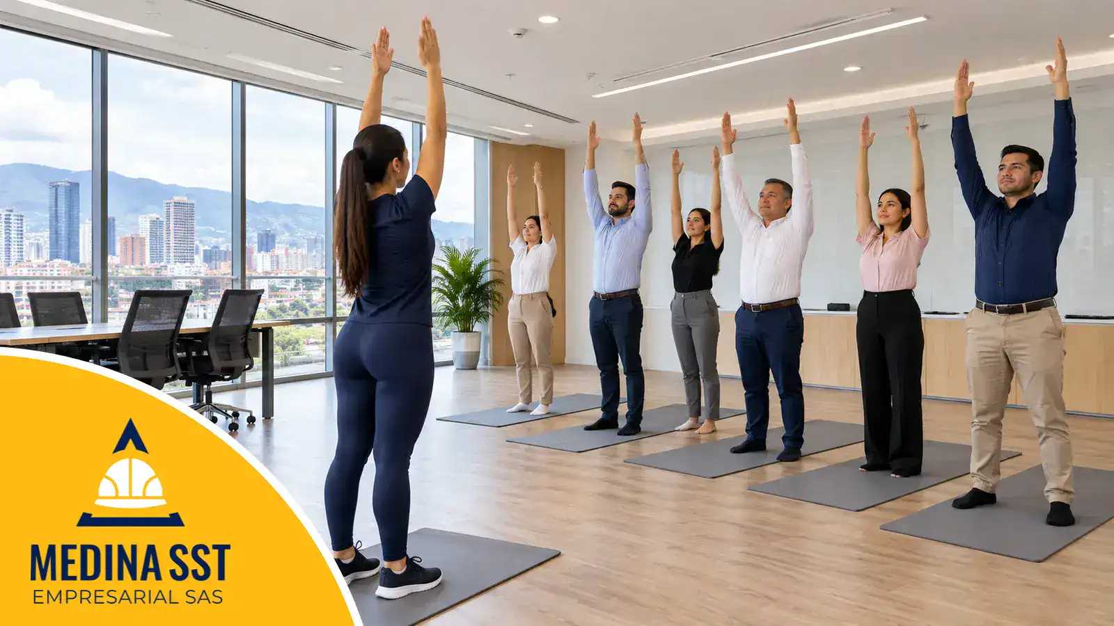 Yoga empresarial: grupo de trabajadores con ropa de oficina haciendo una postura sencilla de pie en una sala de reuniones, guiados por una instructora