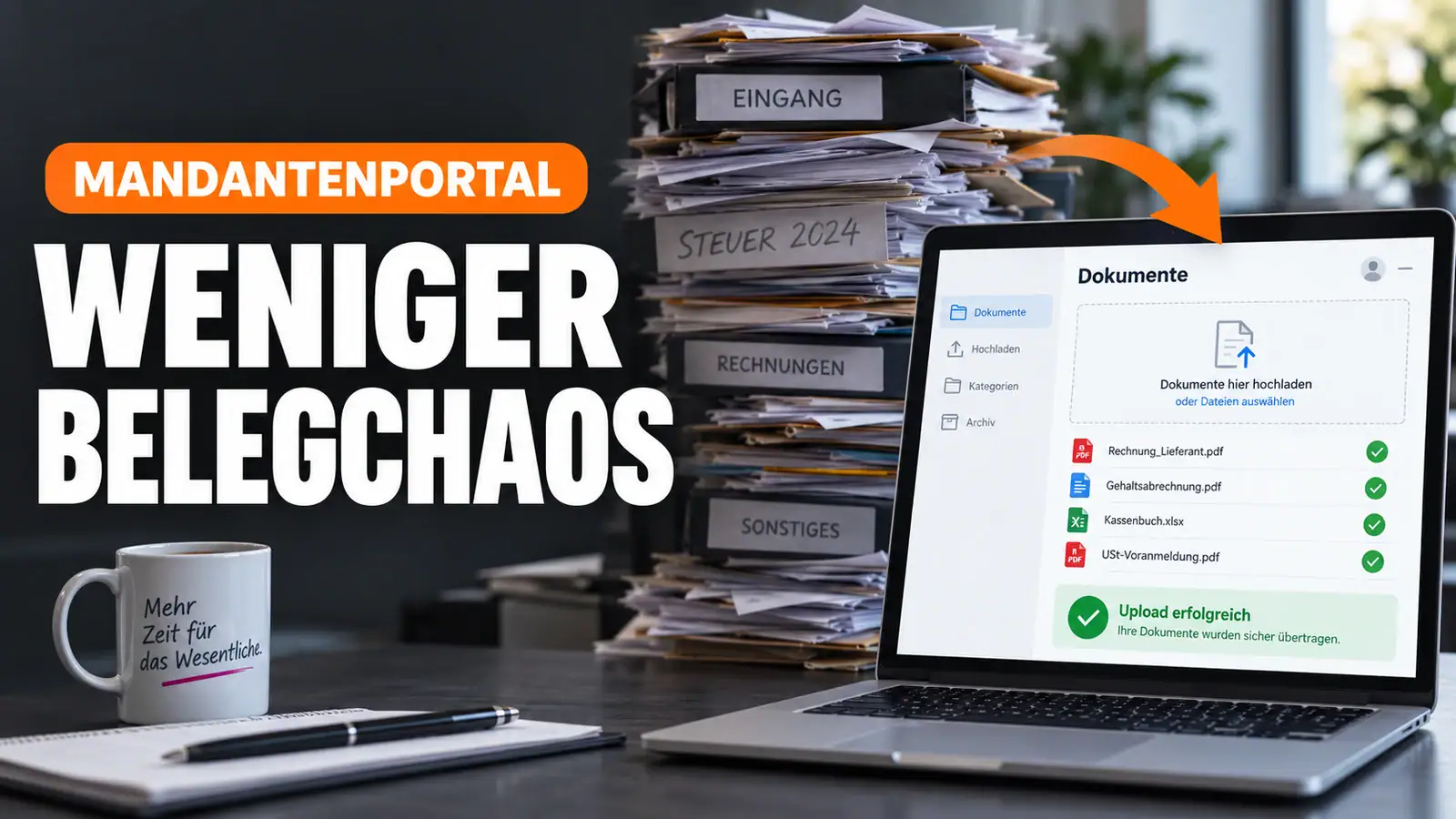Weniger Belegchaos: Papierstapel und ein digitales Mandantenportal auf einem Laptop