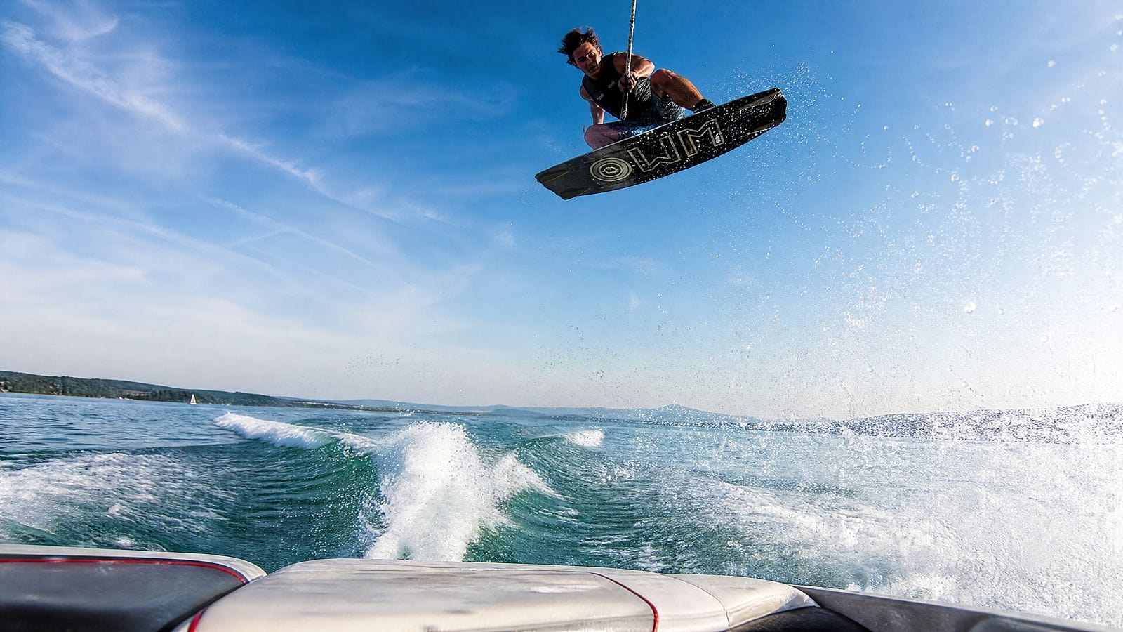 Wakeboard tracté derrière un bateau à Dakar