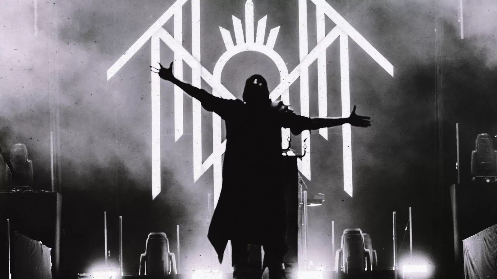 Sleep Token, membres en cercle, symboles occultes projetés sur scène, concert 2025