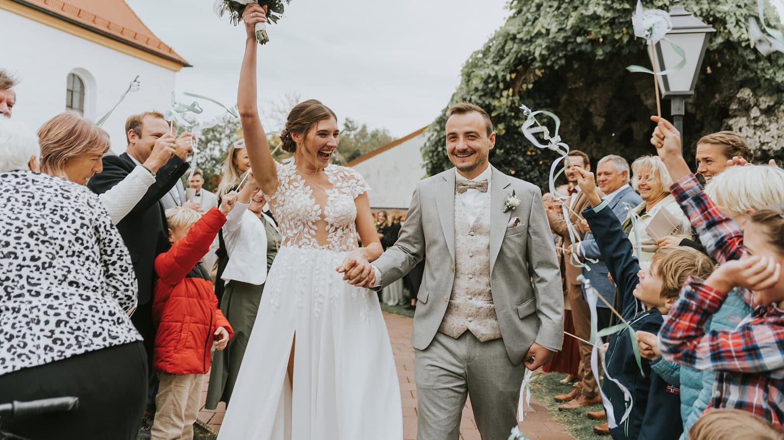Hochzeitspaar_beim_Auszug