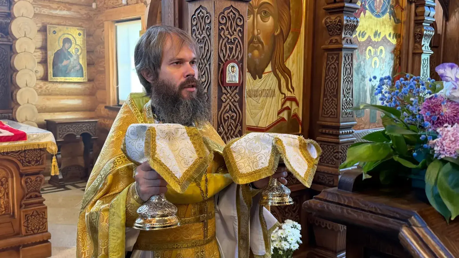 Священник с Чашами во время Литургии
