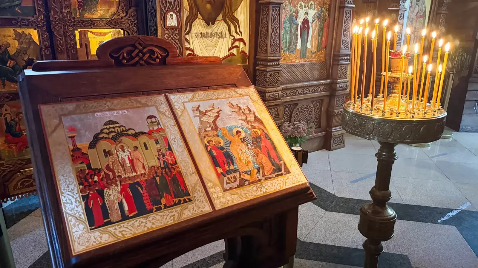 Иконы на аналое и подсвечник со свечами