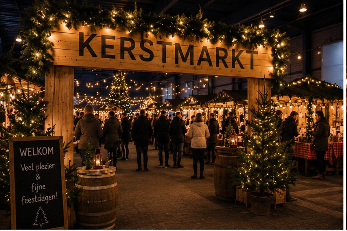 Kerstmarkt met houten kraampjes en lichtjes in een bedrijfshal