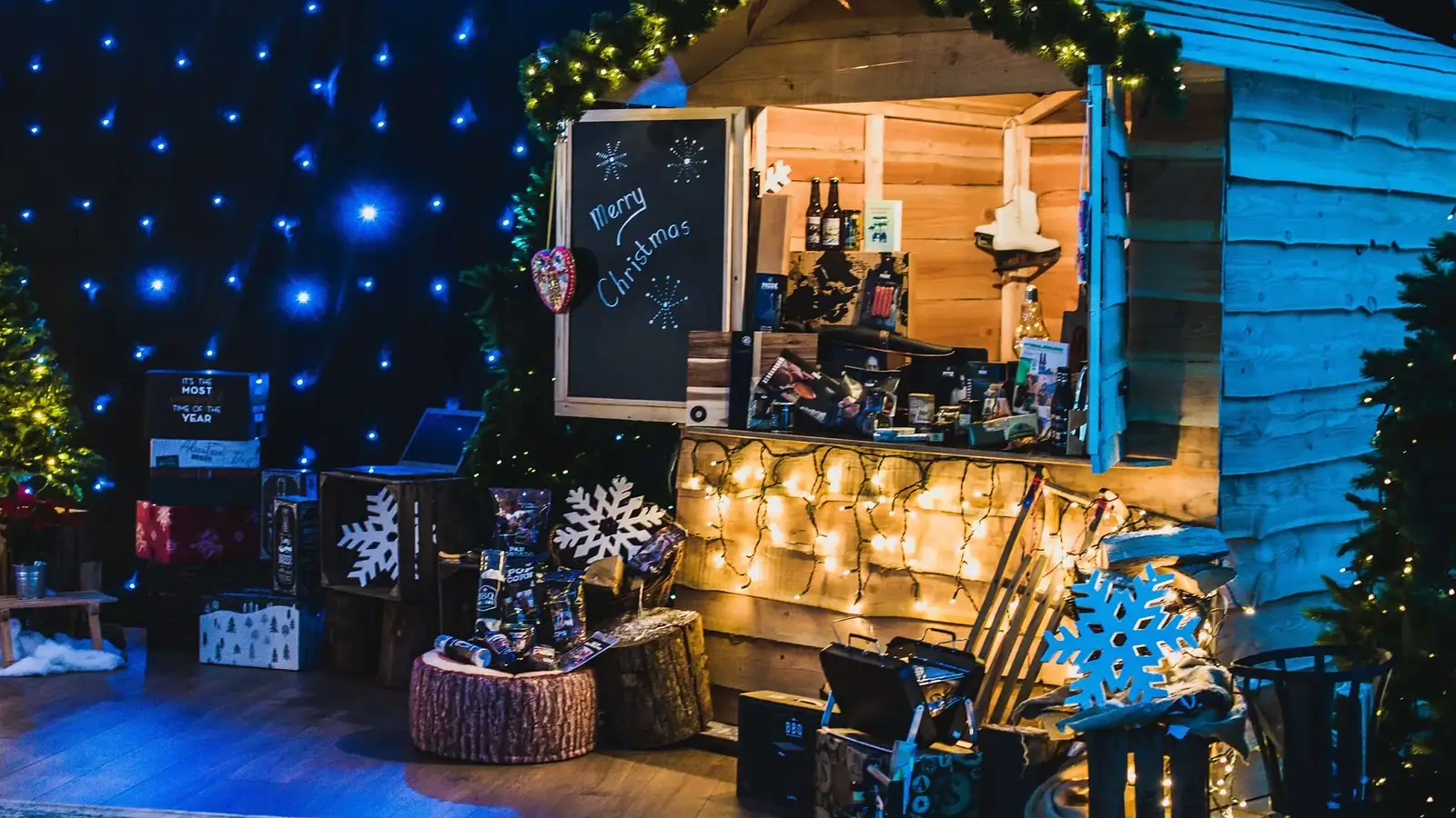 Kerstfeest voor een bedrijf, gasten op de dansvloer in kerstdecor
