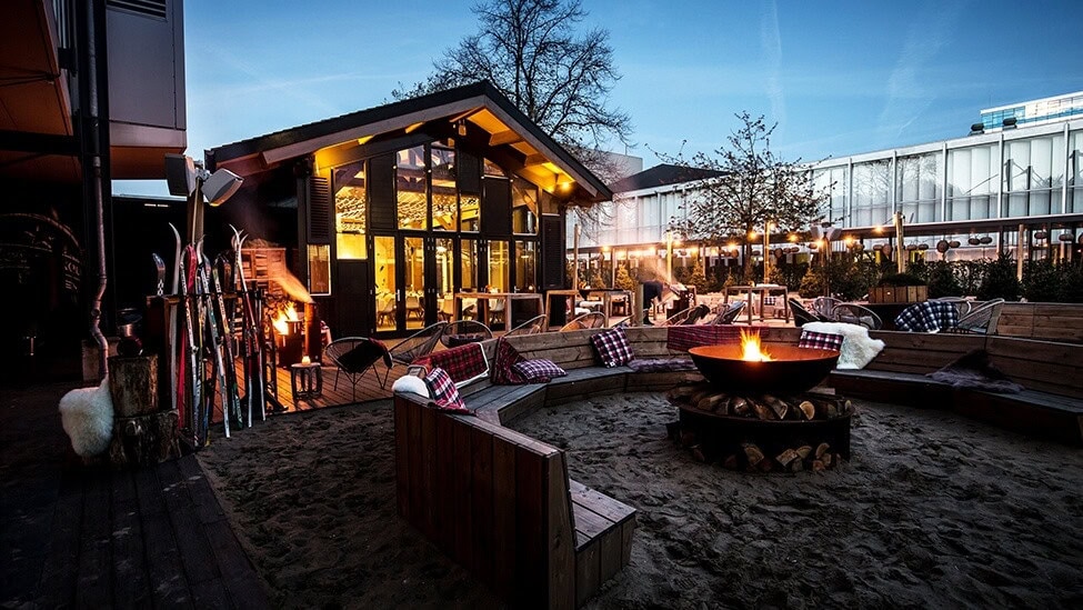 Kerstborrel met statafels en gl&uuml;hwein bij de vuurkorven
