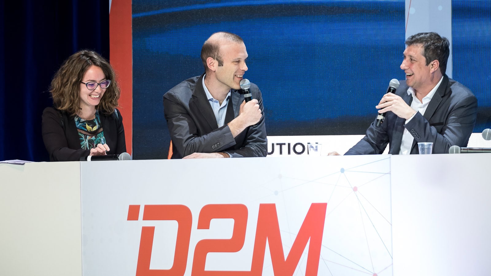 Yann Fernandez anime une table ronde lors d'un événement Safran