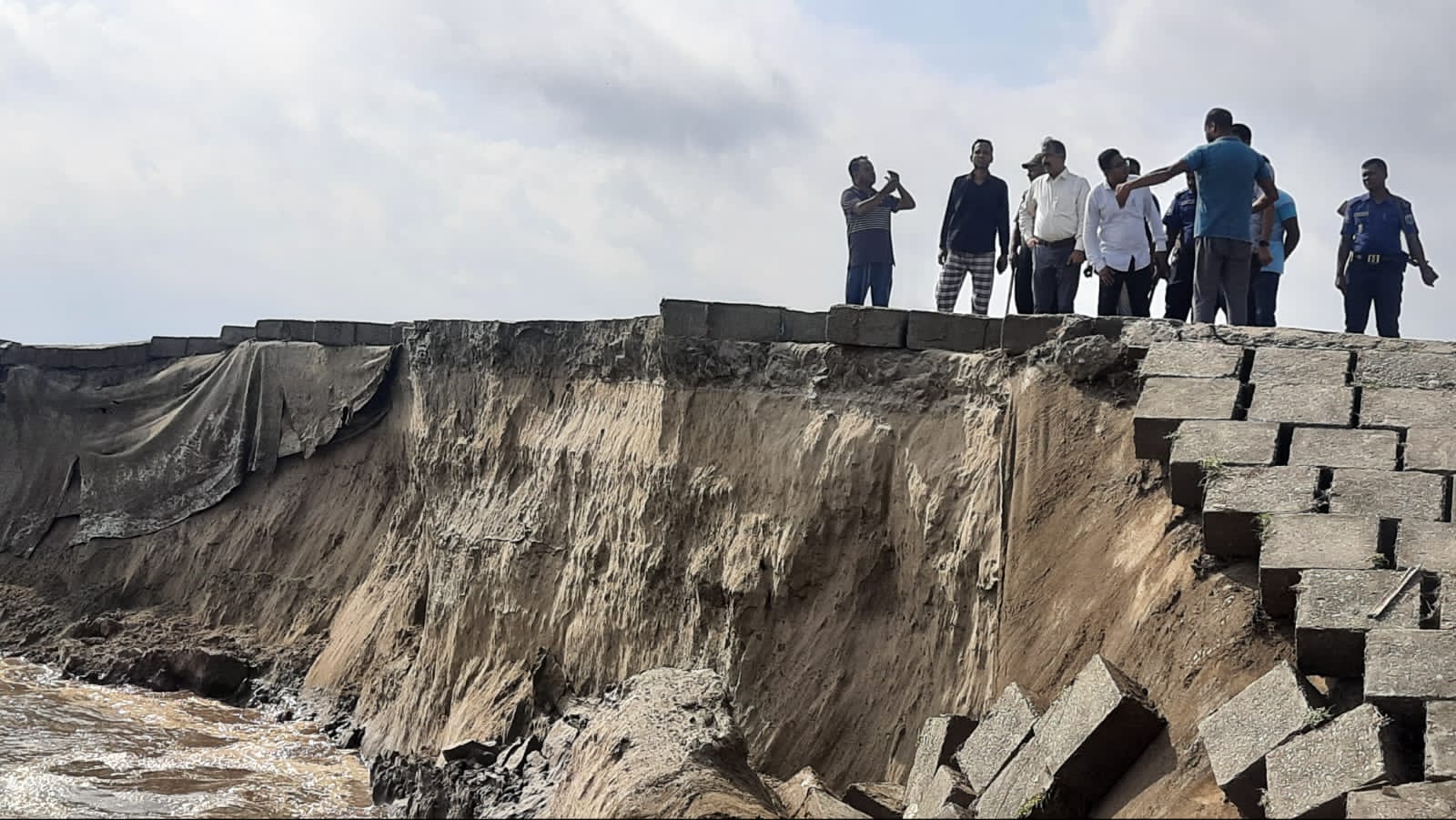 কাজিপুরে যমুনা নদীর ভাঙ্গনে ১নং সলিড স্পারে ধ্বস ঝুঁকিপূর্ণ অনেক স্থাপনা
