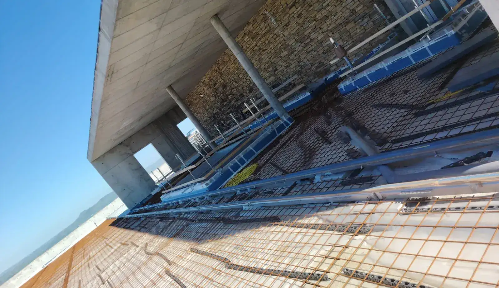 Pavimento industriale esterno in calcestruzzo C35 durante la posa presso la Cantina Su'entu a Sanluri (CA) – Prima Pavimenti