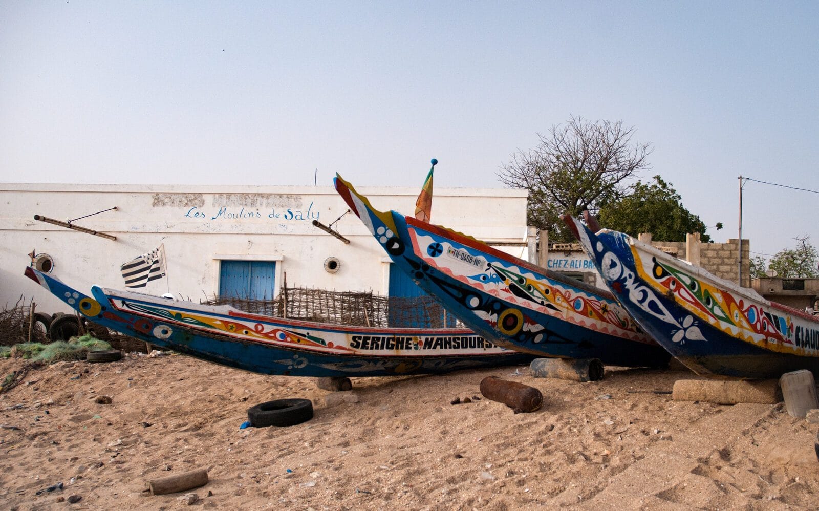 Mbour pirogues colorees plage, Sénégal