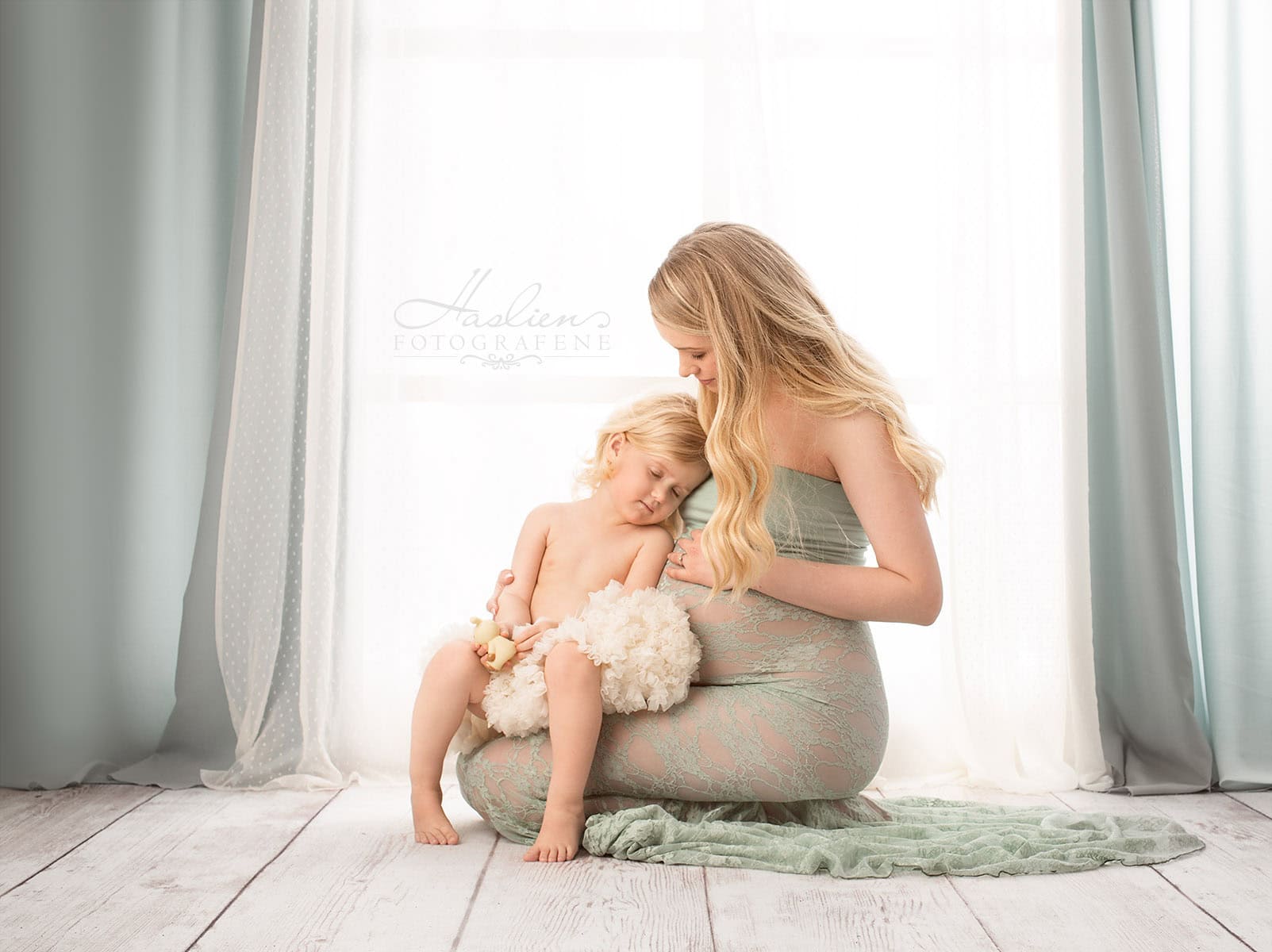 Myk gravidfotoseksjon med mor og barn som viser kjærlighet og nærhet under graviditeten, perfekt for gravidfotografering i Norge.