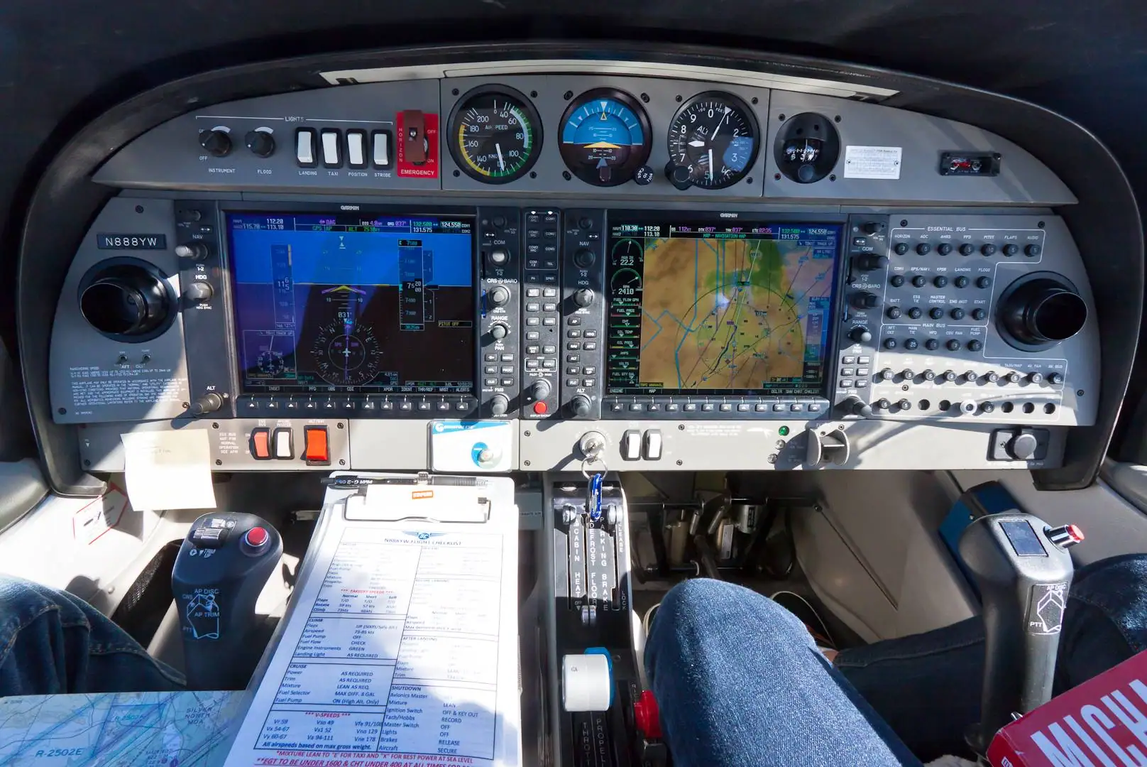 Diamond DA40 cockpit with Garmin G1000 avionics