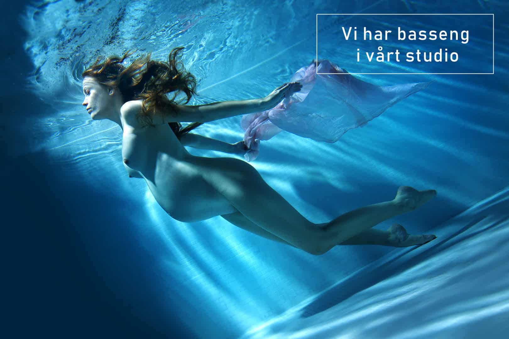 Nydelig gravidfotografi med kunstnerisk underwater-bilde av gravid kvinne, fokus på mor og foster, perfekt for gravidfotografering i studio.
