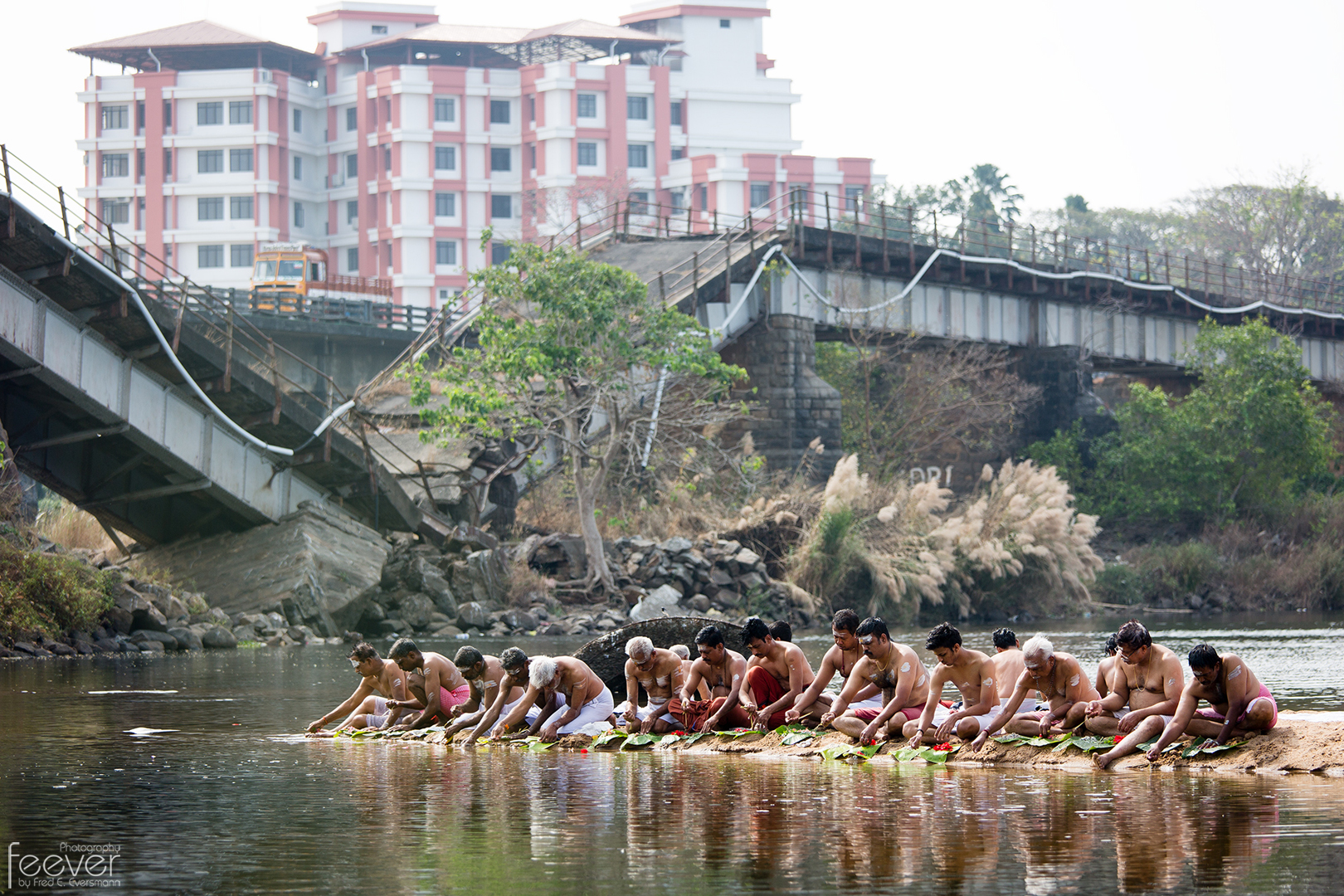 Reisefotografie - Bildbesprechung: Fred Eversmann - Pujas an der zerbrochenen Brücke