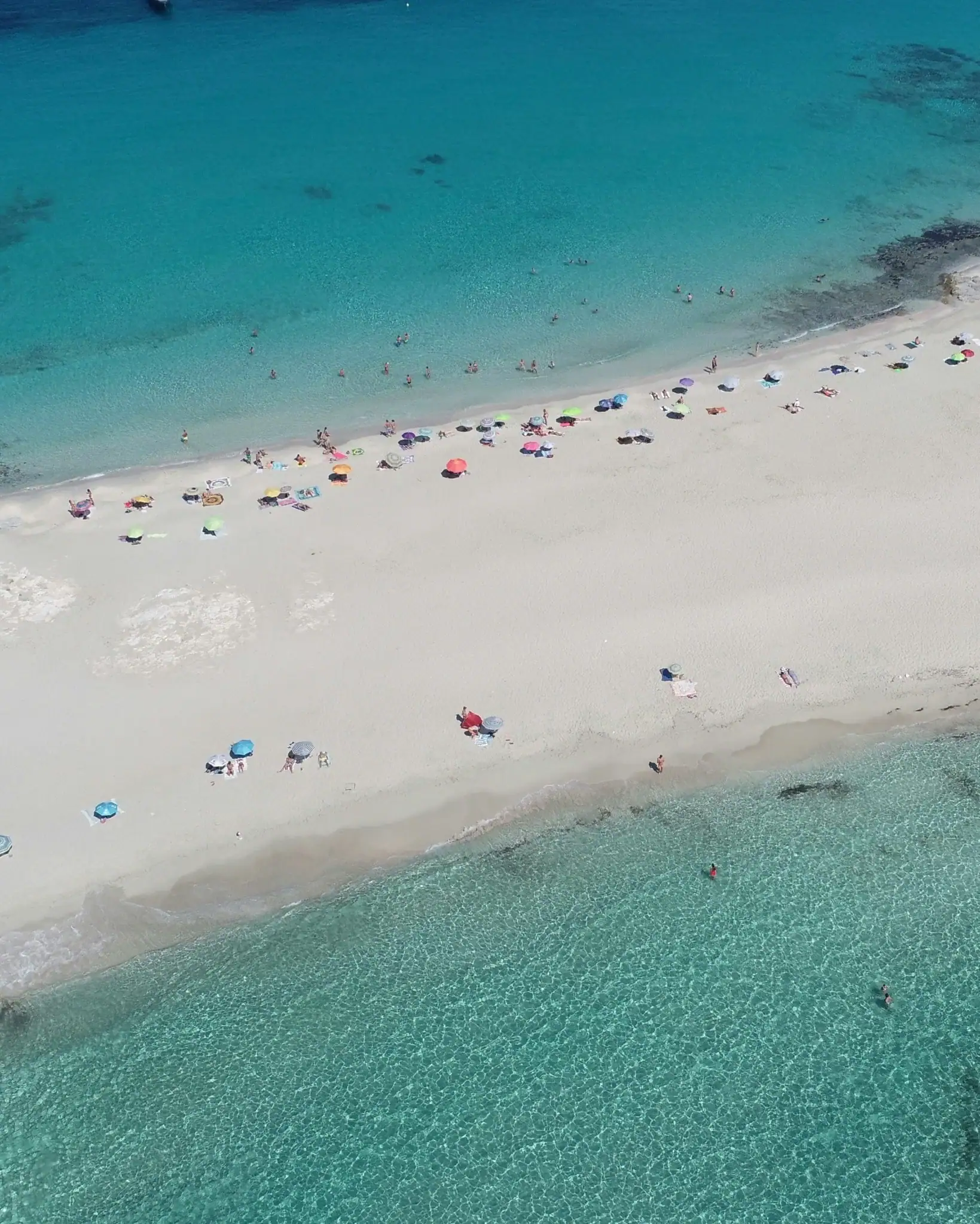 vista aérea de playa mediterránea en las Islas Baleares con agua turquesa