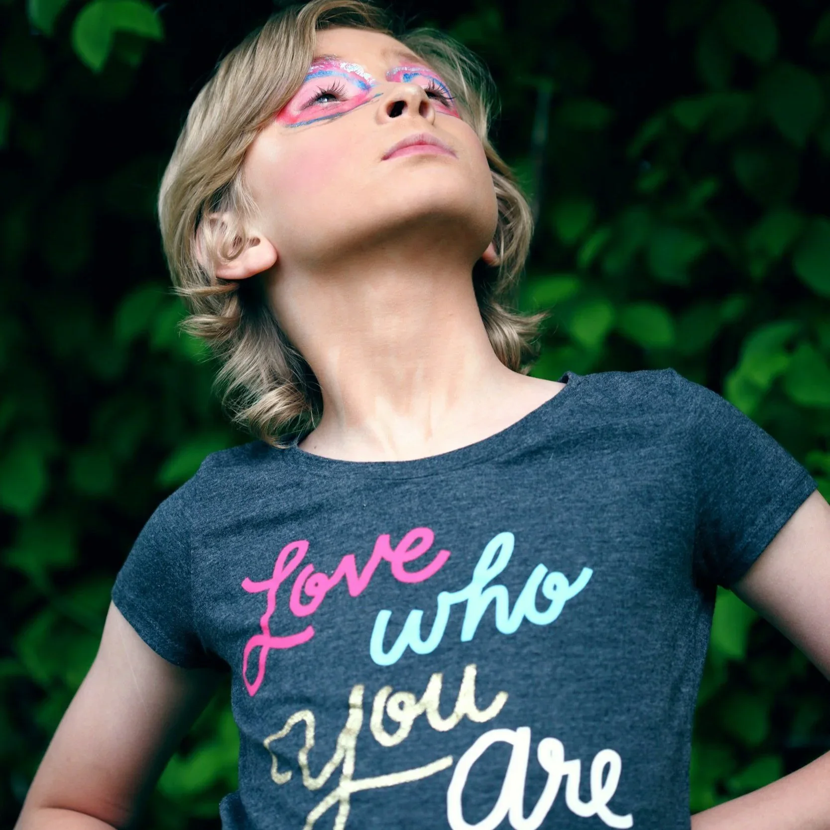 Woman looking up with hands on her hips representing confidence as LGBTQ individual. LBGTQIA affirming therapists in Detroit, MI can help improve symptoms of trauma