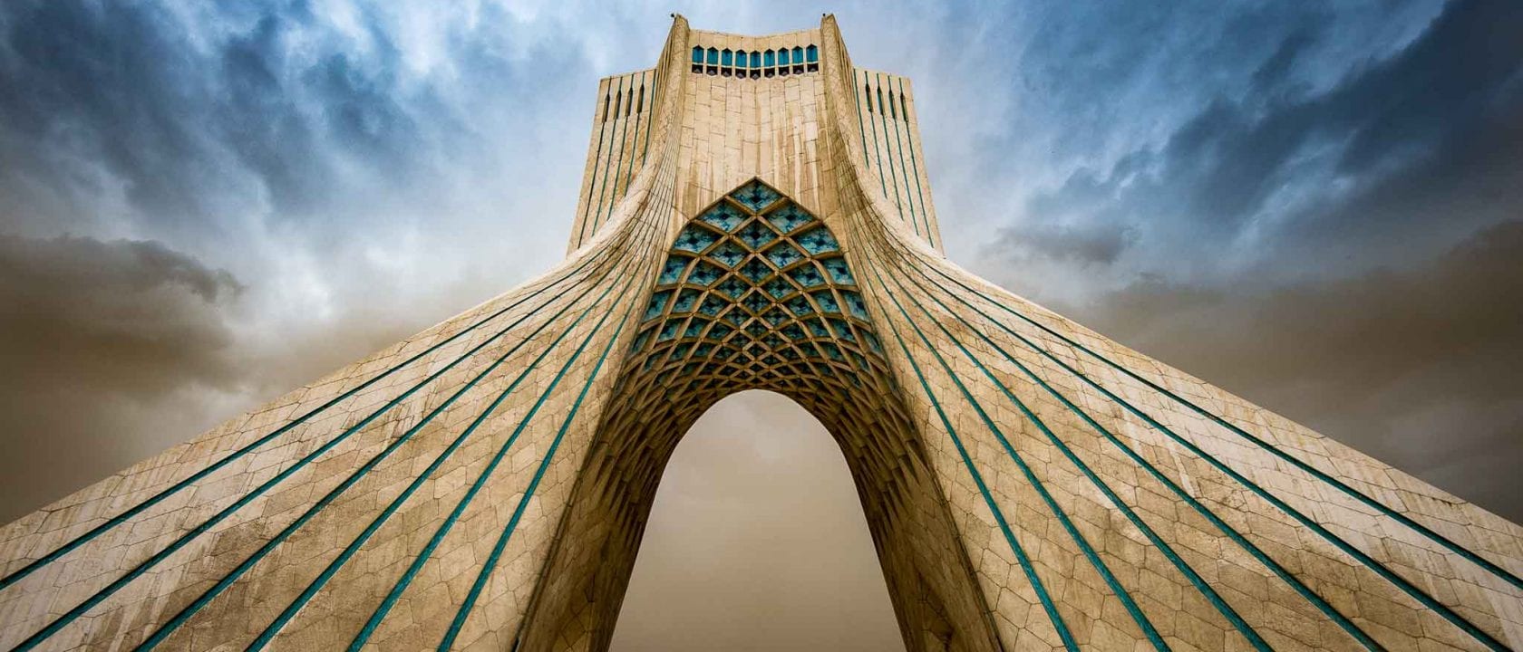 Fotoreise Iran: Azadi Tower in Teheran kurz vor einem Sandsturm