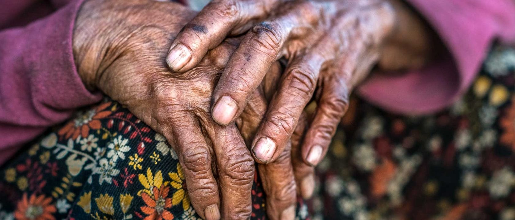 Hände einer alten Frau in Myanmar