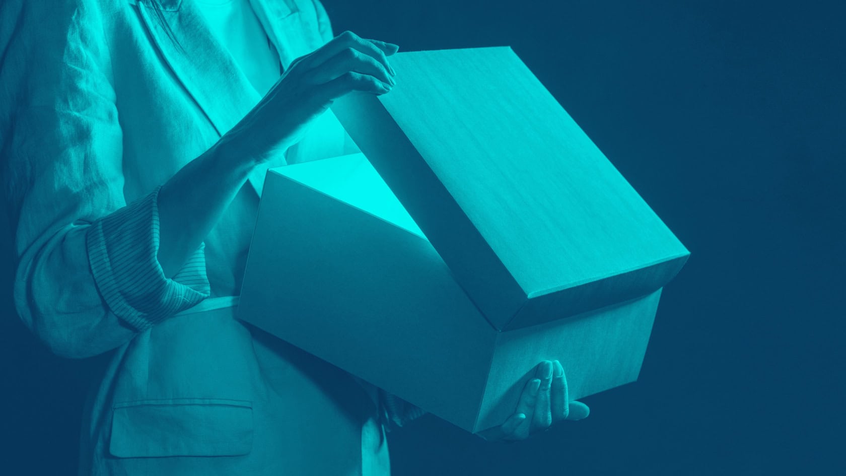 Frau öffnet leuchtende Box als Symbol für den digitalen Nachlass und wertvolle Online-Daten