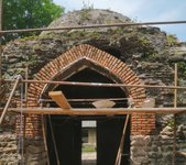 مرمت «تی تی کاروانسرای سیاهکل» آغاز شد / رطوبت به بنا آسیب زده است