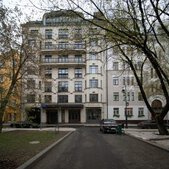 Архитектурный вид на фасад исторического доходного дома по адресу Трехпрудный пер., 11/13 стр. 2 (угол Благовещенского переулка). Район Патриарших прудов, метро Маяковская и Пушкинская. Вид на угловую эркерную башню с куполом и лепным декором.