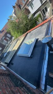 artisan couvreur réparant une fuite en EPDM