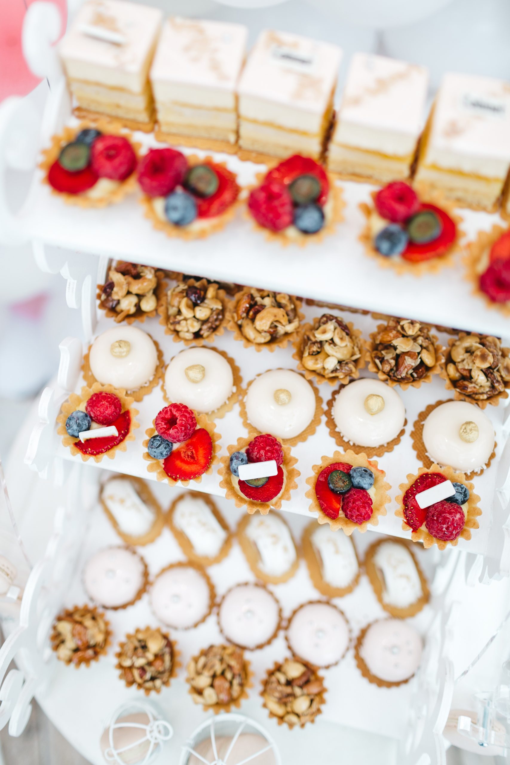 alt="Hochzeitscatering Hamburg – festlich dekoriertes Buffet von Le Levant"