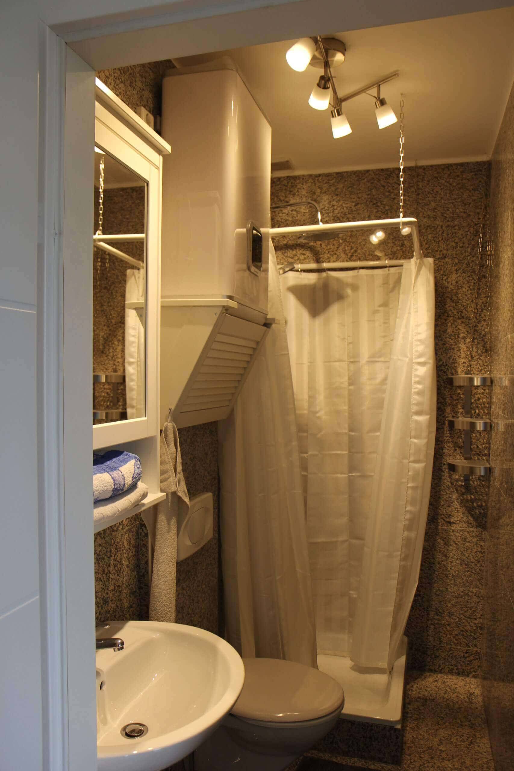 Secondary Residence countryside Apartment Top 3 bathrooms with shower, sink and toilet.