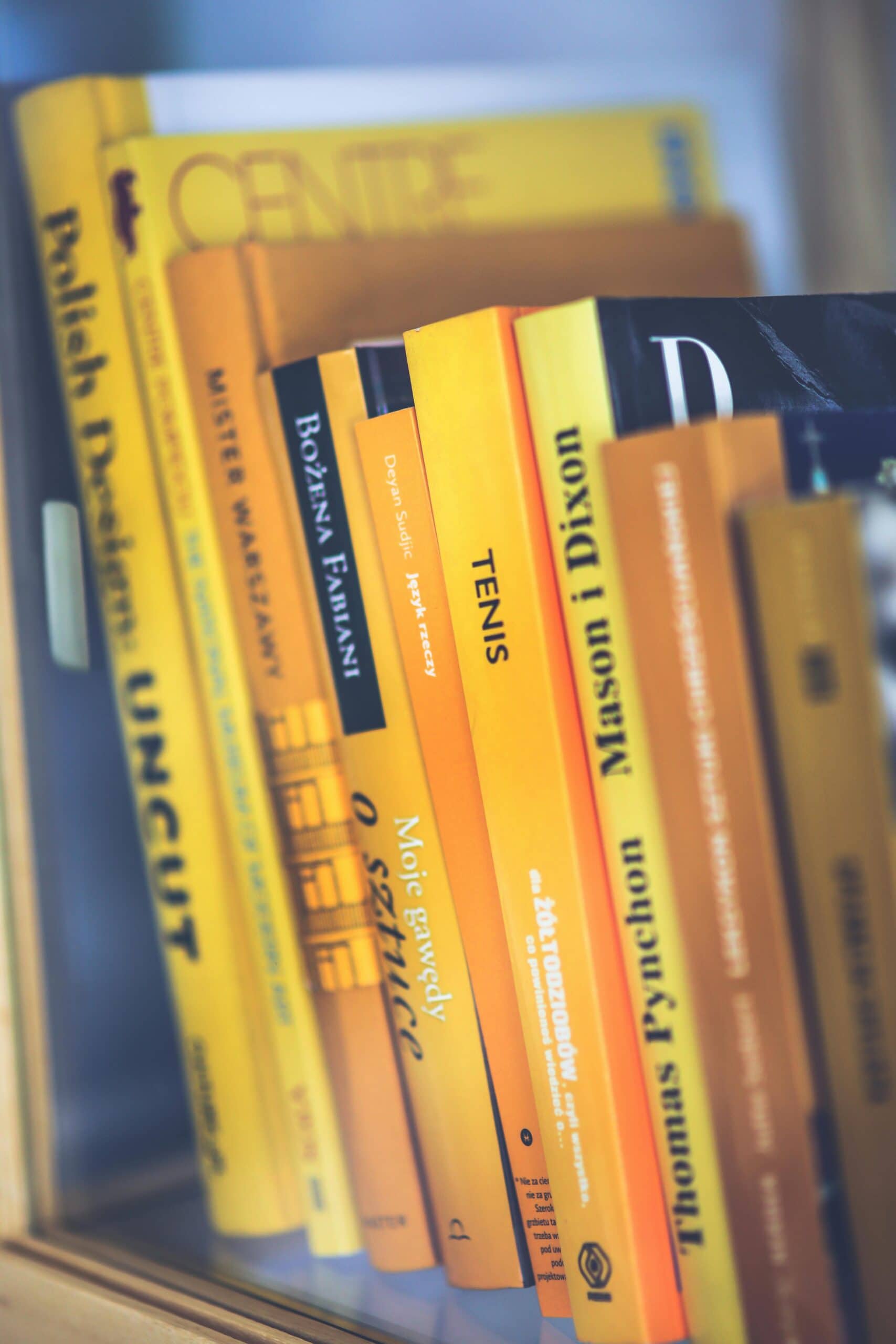 Scaffale con libri gialli