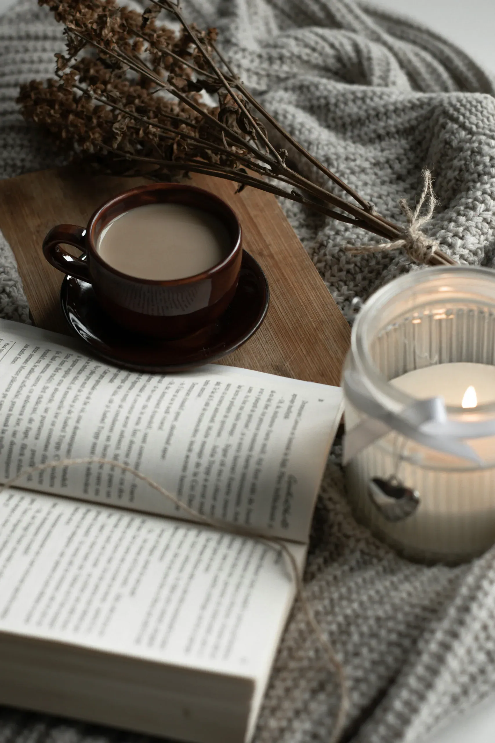 Momento di relax con libro e bevanda calda in autunno