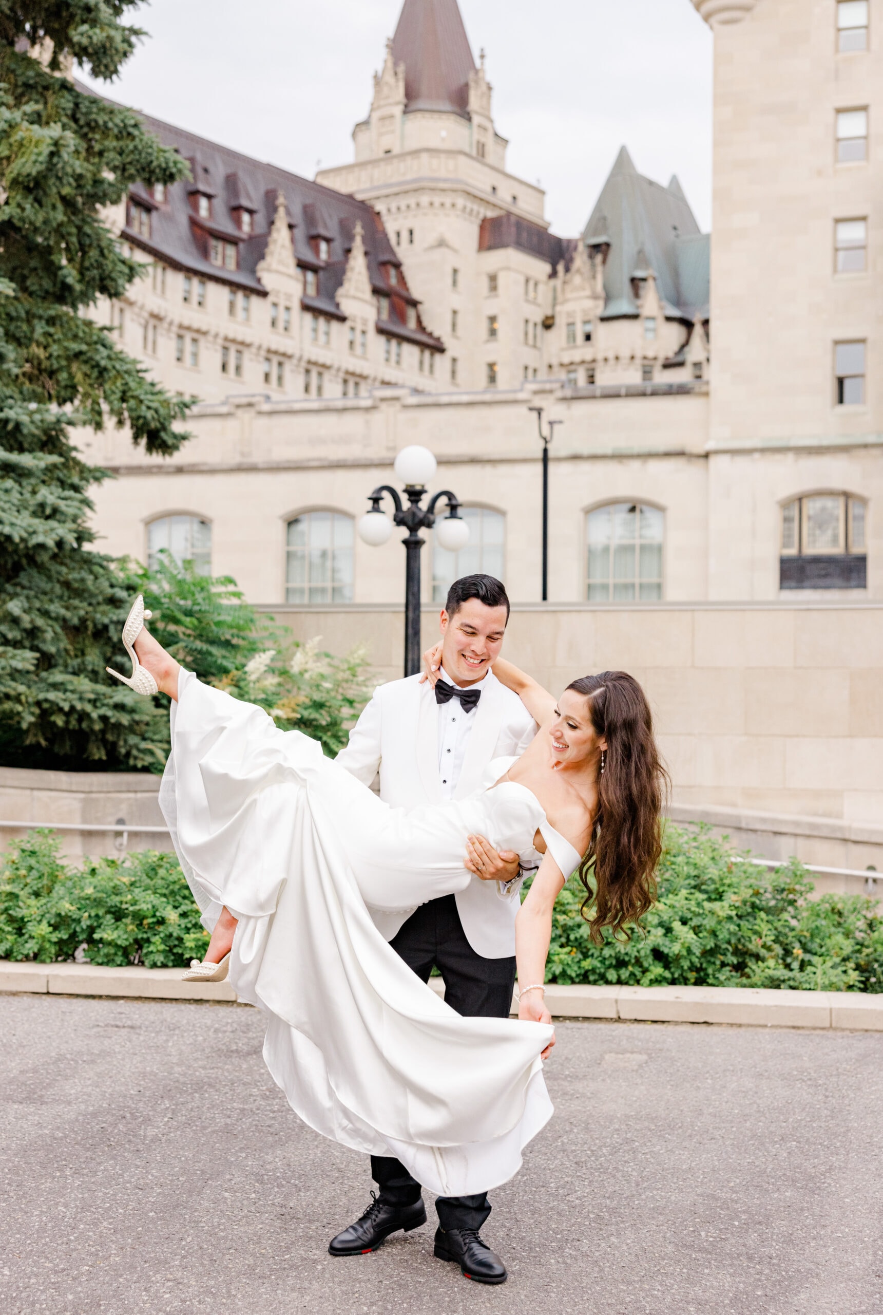 Chateau Laurier Adam Room Wedding in July Sylish wedding