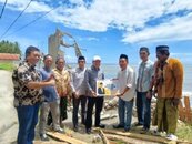 Taufan Pawe Serahkan Bantuan dan Tinjau Langsung Lokasi Abrasi di Cappa Gusung Bulukumba