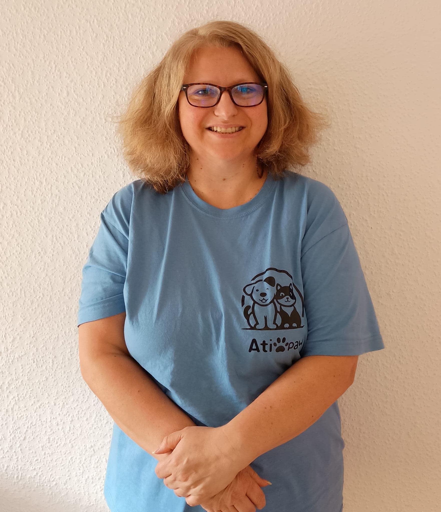 Ehrenamtliche Helferin von ATI Paw mit gerettetem Tier