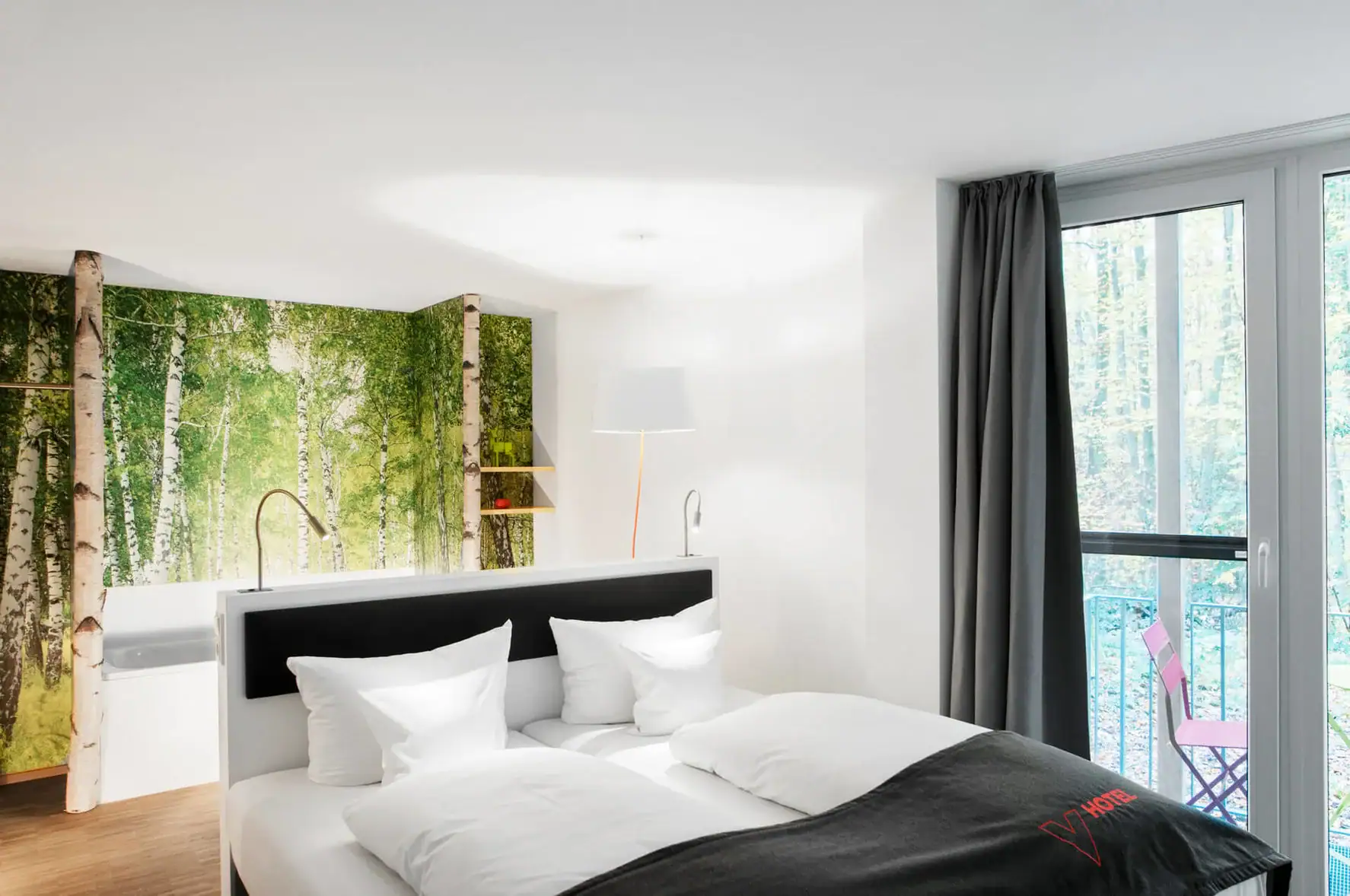 V-Hotel, Bonn, VHotel, VHotelBonn, Hotel, familiengeführt, umweltbewusst, nachhaltig, individuell, empfohlen, Venusberg, Kottenforst, Glücksort, NRW, Deutschland, Wald, Natur, comeinfeelgreen, Come in feel green, Nachhaltigkeit, Sustainability, Designhotel, Design-Hotel, Design, Kunst, modern, Tagungshotel, Workshop, Seminar, Kick-off, Weihnachtsfeier, Event, Baumhaushotel, Baumhaus-Hotel, Baumhaus, Baumhäuser, Zimmer, Einzelzimmer, Doppelzimmer, Suite, Junior Suite, Frühstück, Ferien, Sommerferien, Osterferien, Herbstferien, Weihnachtsferien, Urlaub, Kurzurlaub, Städtetrip, Wochenende, Auszeit, Nichtraucherhotel, Frühstück, vegetarisch, vegan, Obstsalat, selbst gemacht, Kaffee, gesund, frisch, Honeymoon, Geburtstag, Jahrestag, verliebt, LGBTQIA+, LGBTQIA-freundlich, LGBTQIA-friendly, Überraschung, E-Ladestation, Ladestation, kostenfreies W-Wlan, kostenlos Parken, Parkplatz, Minibar, Beethoven, Politik, Sightseeing, Waldbaden, Museum, Museumsmeile, Wandern, Spazieren, Joggen, Radfahren, Ruhe, Relaxen, Übernachtung. übernachten, Reisen, Reise, Rhein, Siebengebirge, Wanderlust, vier Sterne, tree house, tree house hotel, vacation, conference hotel, seminar hotel, city trip, Germany, hôtel design, durabilité, cabane dans les arbres, hôtel cabane dans les arbres, vacances, hôtel de conférence, hôtel pour séminaires, séjour en ville, Allemagne, duurzaamheid, boomhut, hotel Tree House, vakantie, conferentiehotel, seminar hotel, excursie naar de stad, Duitsland