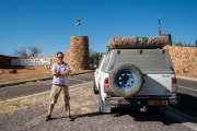 Am Eingang zum Etosha National Park, Namibia