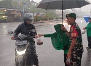 Tingkatkan Amal Ibadah dan Toleransi di Bulan Suci Ramadhan, Koramil 1710-03/Kuala Kencana Bagikan Takjil Gratis Kepada Warga