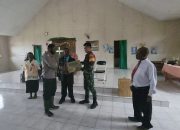 Bersinergi Dalam Membantu Masyarakat Binaan, Babinsa Koramil Jila Bersama Bhabinkamtibmas Bagikan Sembako Kepada Jemaat Gereja