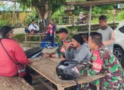 Babinsa Koramil Timika Komsos Dengan Tukang Ojek dan Pantau Wilayah Binaan
