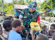 Dansatgas TMMD Berbagi Cokelat Kepada Anak-Anak, Ciptakan Suasana Hangat di Tengah Kegiatan