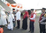 Wali Kota Ternate Sambut Jemaah Haji Yang Tiba di Bandara Baabullah