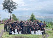 Peduli Lingkungan, Brimob Bersihkan Jalur Wisata Taman Love Ternate