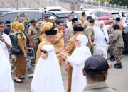 Jemaah Haji Asal Halteng Tiba di Weda dan Disambut Oleh Bupati Ikram