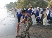 Koramil Tobelo dan Warga Bersihkan Pantai, Siswa SMK Mia Bato Turut Bergerak