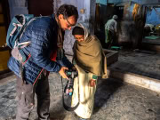 Mit älterer Frau in Varanasi