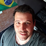 Leonardo Amaral e seu telescópio usado na descoberta
