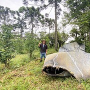 O mecânico e agricultor João Ricardo encontrou o estranho objeto em sua propriedade - Foto: Portal RDX/Reprodução