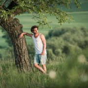 sommerliches Portrait im Grünen