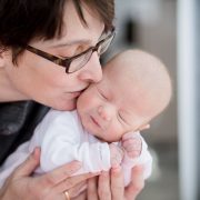 mit dem natürlichen Tageslicht entstand dieses bezaubernde Bild der stolzen Mama mit ihrem Baby