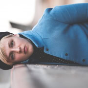 alles eine Frage der Perspektive, Fashion Art Portrait fotografiert auf der Rampe vom Zughafen in Erfurt