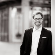 ein lockeres Businessportrait, mit Tageslicht in Erfurt fotografiert